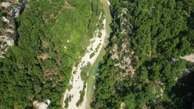 Verdon nehri Avrupa 'da, Fransa' da yeşil geçitlerin ortasında, Provence Alpes Cote dAzur, Var 'da, yazın, güneşli bir günde.