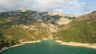 Verdon Gorges du Verdon, Fransa 'nın yeşil ormanları ile çevrili olan Lac de Sainte Croix' nin önünde. Fransa 'nın Provence Alpes Cote dAzur' da yaz mevsiminde, güneşli bir günde..