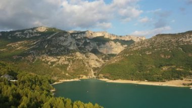 Avrupa, Fransa 'daki Sainte Croix Gölü' nün önündeki görkemli Gorges du Verdon, Provence Alpes Cote dAzur, Var 'da, güneşli bir günde, yaz mevsiminde.