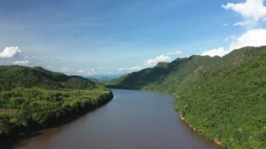 Asya 'daki yeşil dağların ortasındaki Mekong Nehri, Laos. Yazın güneşli bir günde, Luang Prabang' a doğru..