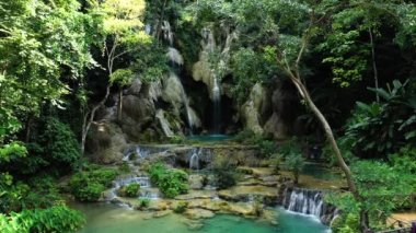 Kuang Si Şelalesi, Asya 'nın tropikal ormanlarının ortasında, Laos, Yazın, güneşli bir günde, Luang Prabang' a doğru.