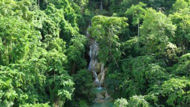 Muhteşem Kuang Si Şelalesi, Asya 'nın tropikal ormanlarının ortasında, Laos, Yazın, güneşli bir günde, Luang Prabang' a doğru.
