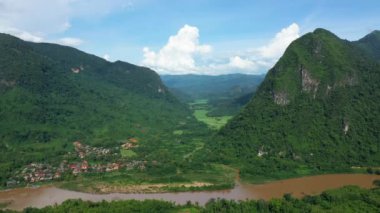 Güzel Ban Gioc şelaleleri Çin, Asya, Kuzey Vietnam sınırında, Cao Bang 'de, yazın, güneşli bir günde Lang Son' a doğru.