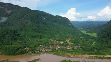 Güzel Ban Gioc şelaleleri Çin, Asya, Kuzey Vietnam sınırında, Cao Bang 'de, yazın, güneşli bir günde Lang Son' a doğru.