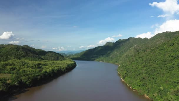 アジア ラオスの緑の山の中のメコン川 夏にはルアンパバーンに向かって晴れた日に — ストック動画