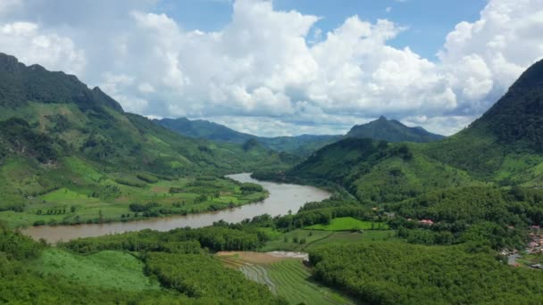 アジア ラオス ルアンパバーン 晴れた日の夏に山と緑豊かな緑の森に支配されたラオスの田舎 — ストック動画