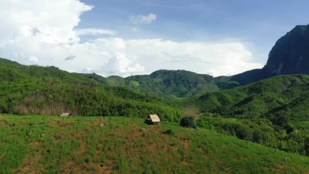 Een Boerenhuis Aan Rand Van Groene Bergen Velden Azië Laos — Stockvideo