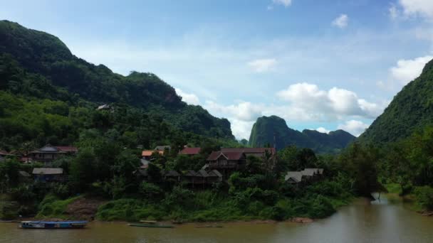 Village Traditionnel Nong Khiaw Fleuve Nam Asie Laos Vers Luang — Video