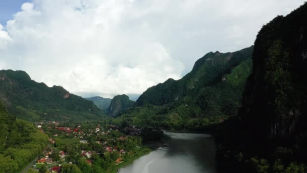 Река Нам Середине Традиционной Деревни Нонг Кхио Азии Лаос Луангпрабангу — стоковое видео