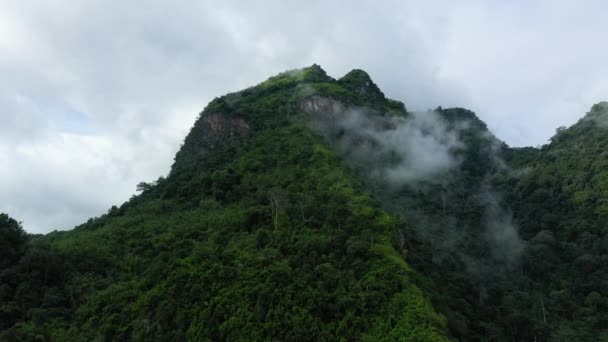 Облака Цепляющиеся Горы Муанг Нгой Ноуа Направлении Нонг Кхио Азии — стоковое видео
