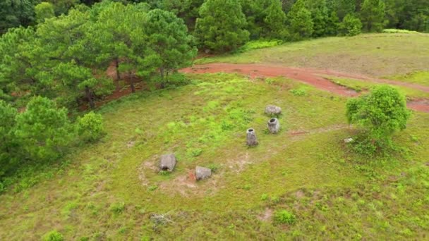 Szczątki Równiny Słoików Azji Laosie Kierunku Luang Prabang Latem Pochmurny — Wideo stockowe