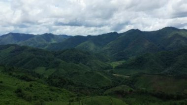 Yazın, güneşli bir günde, Vientiane ve Luang Prabang arasında, Asya 'nın Laos kırsalındaki yüksek yeşil dağlar..