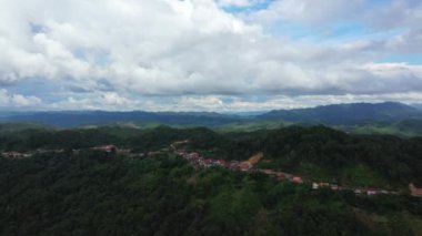 Yazın güneşli bir günde, Vientiane ve Luang Prabang arasında, Asya 'daki yeşil dağların tepesinde bir köy, Laos..