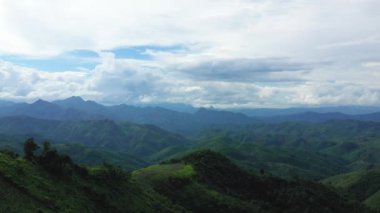 Kuzey Laos 'un yeşil dağları, Laos, Vientiane ve Luang Prabang arasında, güneşli bir günde..