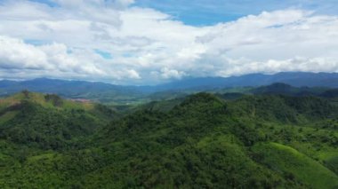 Yazın güneşli bir günde, Vientiane ve Luang Prabang arasında, Asya kırsalının ortasındaki yeşil ormanlar Laos..