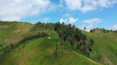 Yazın güneşli bir günde, Vientiane ve Luang Prabang arasında, Asya 'nın yeşil kırsal kesimlerinde ormanlarla dolu bir dağ zirvesi Laos..