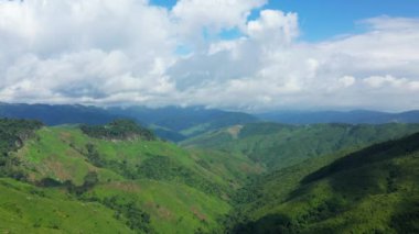 Yazın güneşli bir günde, Vientiane ve Luang Prabang arasındaki Asya 'nın güzel yeşil kırsal ve yemyeşil ormanları Laos..