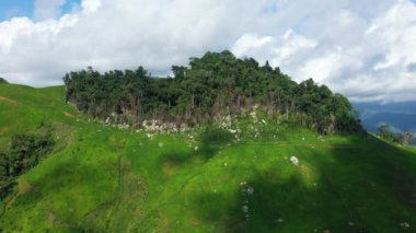 Yazın güneşli bir günde, Vientiane ve Luang Prabang arasındaki Asya kırsalının yeşil dağları Laos..