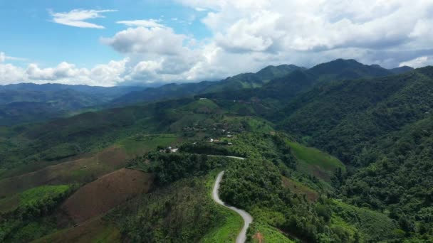 Ένας Δρόμος Πάνω Από Πράσινα Βουνά Και Δάση Στην Ασία — Αρχείο Βίντεο
