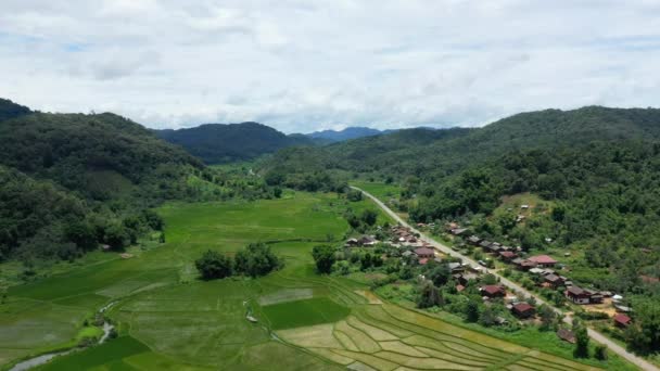 Une Route Milieu Village Traditionnel Entouré Montagnes Forêts Verdoyantes Asie — Video
