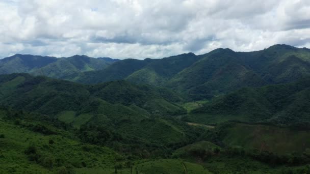 Πανύψηλα Πράσινα Βουνά Της Υπαίθρου Του Λάος Στην Ασία Λάος — Αρχείο Βίντεο