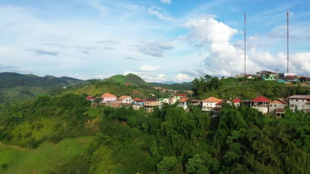 アジア ラオス ビエンチャンとルアンパバーンの間の熱帯の山々の上にあるPhou Khounの町は 晴れた日に夏に — ストック動画