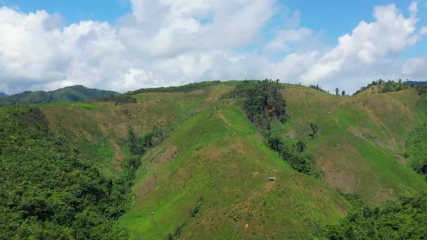 アジア ラオス ビエンチャンとルアンパバーンの間の田舎の緑の山々 晴れた日の夏 — ストック動画