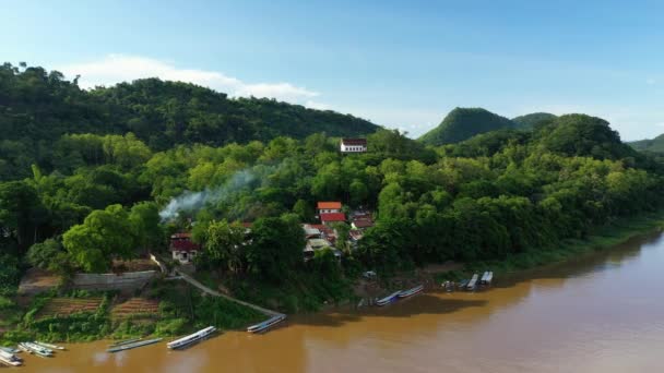 Domy Obklopené Zelenou Vegetací Podél Řeky Mekong Asii Laosu Luang — Stock video
