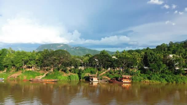 在一个阳光明媚的夏天 在老挝的湄公河上停泊的船只 — 图库视频影像