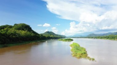 Yazın güneşli bir günde, Asya 'da dağların ve kırların ortasında Mekong nehri Laos ve Luang Prabang..