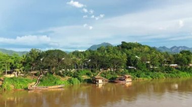 Yazın güneşli bir günde, Mekong Nehri kıyısında, Asya 'nın yemyeşil kırsalında demirlemiş tekneler Laos, Luang Prabang....