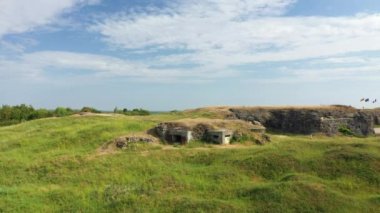 Yazın güneşli bir günde, Verdun 'a doğru, Fransa' nın Fort de Douaumont şehrinde, Grand Est, Meuse 'de bir sığınak..