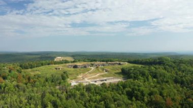 Douaumont Kalesi, Avrupa 'da Birinci Dünya Savaşı sırasında Fransa' da, Büyük Doğu 'da, Meuse' de, yazın güneşli bir günde Verdun 'a doğru hizmet etmiştir..
