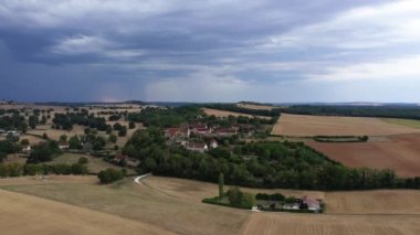 Dağlar ve yeşil ormanlar arasındaki çorak kırsal bölge, Avrupa 'da, Fransa' da, Korsika 'da, Ajaccio' ya doğru, Akdeniz kıyısında, yazın, güneşli bir günde.
