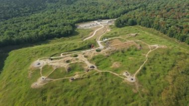 Fort de Douaumont 'un sığınakları güneşli bir günde Avrupa' da, Fransa 'da, Grand Est' te, Meuse 'de Verdun' da görüldü..