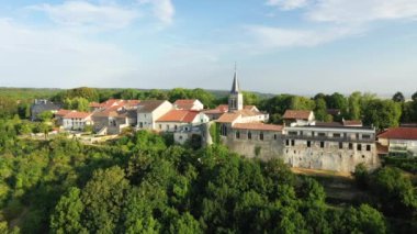 Avrupa, Fransa 'daki Hattonchatel' in eski şehir merkezinde, Büyük Doğu 'da, Meuse' de, yazın, güneşli bir günde..
