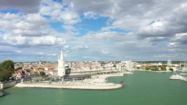 Yazın güneşli bir günde Avrupa, Fransa, Yeni Aquitaine, Charente Denizcilik 'e La Rochelle limanına giriş.