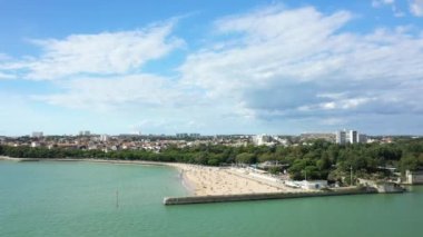 La Rochelle 'in güzel kumsal sahili Avrupa, Fransa, Yeni Aquitaine, Charente Denizcilik, yazın güneşli bir günde.