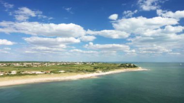 Avrupa, Fransa, Yeni Aquitaine, Charente Maritime, La Rochelle 'de güneşli bir günde güzel kumlu bir plaj manzarası..