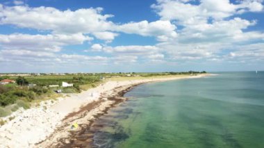 Avrupa 'daki Ile de Re plajı, Fransa, Yeni Aquitaine, Charente Denizcilik, La Rochelle, yazın güneşli bir günde.