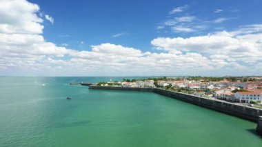 Avrupa, Fransa, Fransa, Yeni Aquitaine, Charente Maritime, La Rochelle 'deki Ile de Re' nin duvarlı kasabası, güneşli bir günde.