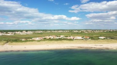 Yazın güneşli bir günde Avrupa, Fransa, Yeni Aquitaine, Charente Denizcilik, La Rochelle 'in güzel kumlu plajı..