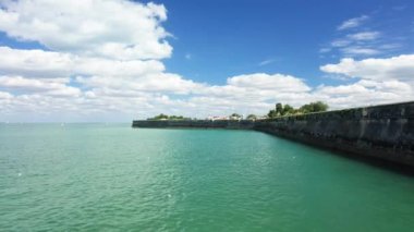Avrupa, Fransa, Fransa, Yeni Aquitaine, Charente Maritime, La Rochelle 'deki müstahkem Saint Martin de Re şehrinin duvarı güneşli bir günde.