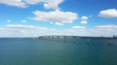 Ile de Re köprüsü Avrupa, Fransa, Yeni Aquitaine, Charente Denizcilik 'te, güneşli bir günde.