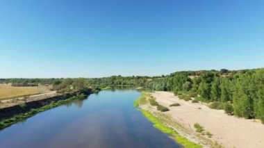 Loire ve kumsalları Avrupa, Fransa, Burgundy, Nievre 'deki tarlaların ve ormanların ortasında güneşli bir günde..