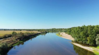Loire nehri Avrupa 'da, Fransa' da, Burgundy 'de, Nievre' de, yazın güneşli bir günde.