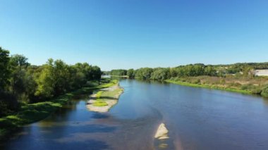 Loire Avrupa 'da, Fransa' da, Burgundy 'de, Nievre' de, yazın, güneşli bir günde.