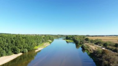 Loire, yazın güneşli bir günde Avrupa, Fransa, Burgundy, Nievre 'deki tarlaların ve ormanların ortasında..