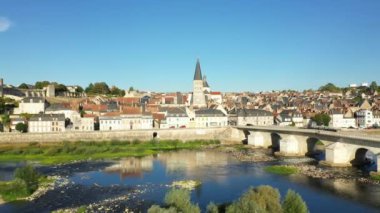 Charite sur Loire Kilisesi Avrupa, Fransa, Burgundy, Nievre 'deki Loire köprüsünün önünde güneşli bir günde.