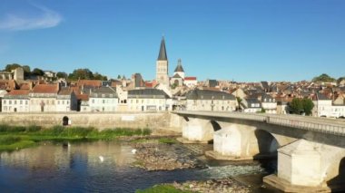 Avrupa 'da Charite sur Loire' nin önündeki Loire, Fransa, Burgundy, Nievre, yazın güneşli bir günde.